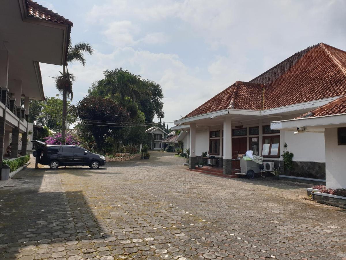 Yehezkiel Hotel Lembang Mitra Reddoorz Exterior photo