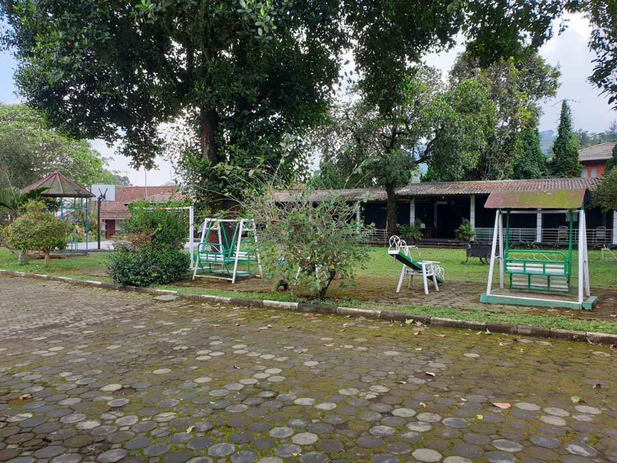 Yehezkiel Hotel Lembang Mitra Reddoorz Exterior photo