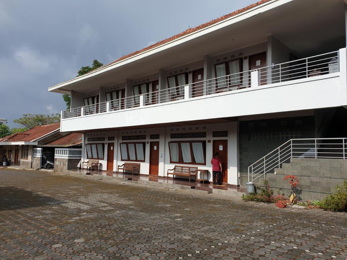 Yehezkiel Hotel Lembang Mitra Reddoorz Exterior photo